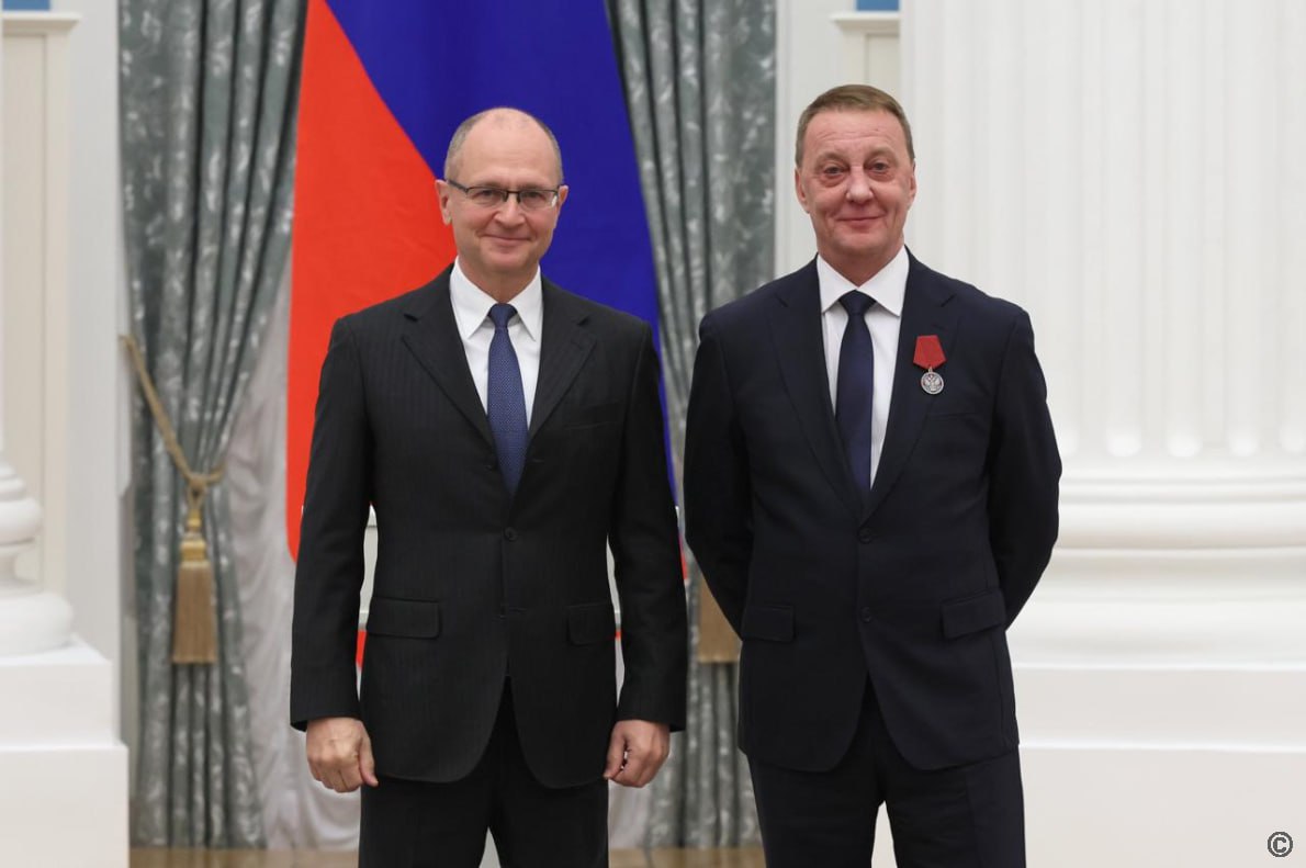 Глава Барнаула удостоен медали ордена За заслуги перед Отечеством II степени Торжественная церемония вручения государственных наград и поощрений президента РФ состоялась в Москве в Екатерининском зале Кремля Награду за заслуги в развитии местного самоуправления и многолетнюю добросовестную работу Вячеславу Франку вручил первый замруководителя администрации президента РФ Сергей Кириенко Я благодарен всем горожанам за их ежедневный труд на благо города за вклад в развитие столицы Алтайского края Особые слова благодарности моим коллегам муниципальным служащим а также депутатскому корпусу и общественникам Уверен вместе мы сможем справиться со всеми поставленными задачами и реализовать самые амбициозные проекты говорит Вячеслав Генрихович