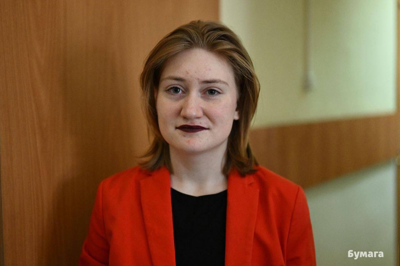 На Дарью Козыреву снова завели административное дело — за последнее слово в суде по уголовному делу Петроградский районный суд Петербурга зарегистрировал новое административное дело о «дискредитации» армии против 19-летней активистки Дарьи Козыревой. Поводом стало последнее слово по уголовному делу о повторной «дискредитации» армии. Дата заседания пока неизвестна. В апреле суд признал Козыреву виновной по уголовной статье о повторной «дискредитации» армии и приговорил ее к двум годам и восьми месяцам лишения свободы. Поводами стали интервью «Север.Реалии» и антивоенная акция. «Я мечтаю, конечно, чтобы Украина вернула себе каждую пядь своей земли, включая и Донбасс, и Крым. Я верю, что однажды мечта моя исполнится. Когда-нибудь история все рассудит по справедливости. Но Украина победила и так. Победила уже. Все», — сказала Козырева во время последнего слова. Активистку задержали 24 февраля 2024 года после того, как она наклеила на памятник украинскому поэту Тарасу Шевченко отрывок из его стихотворения «Завещание». Девушка свою вину не признала. После года нахождения в СИЗО ее отпустили домой под запрет определенных действий. Фото: «Бумага» Подписаться на «Новую-Европа»