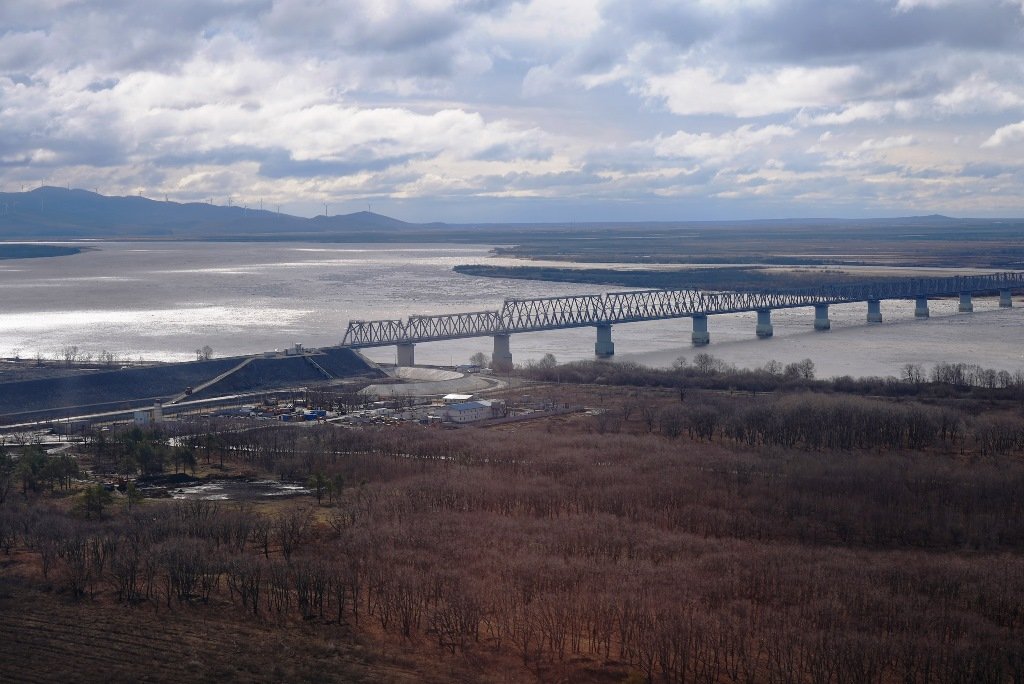 Поручение по развитию логистической инфраструктуры ЕАО дал Президент РФ Владимир Путин В списке поручений утверждённых главой государства по итогам Восточного экономического форума в частности прописана необходимость развития на территории Дальневосточного федерального округа мультимодальных транспортно логистических центров и повышения эффективности их работы в том числе на территории железнодорожного мостового перехода Нижнеленинское Тунцзян Согласно документу Правительству РФ поручено обеспечить начало функционирования мультимодального логистического центра уже в 2026 году Первый доклад об исполнении поручения необходимо представить уже 1 февраля 2026 года Подробнее читайте по ссылке riabir ru 471053