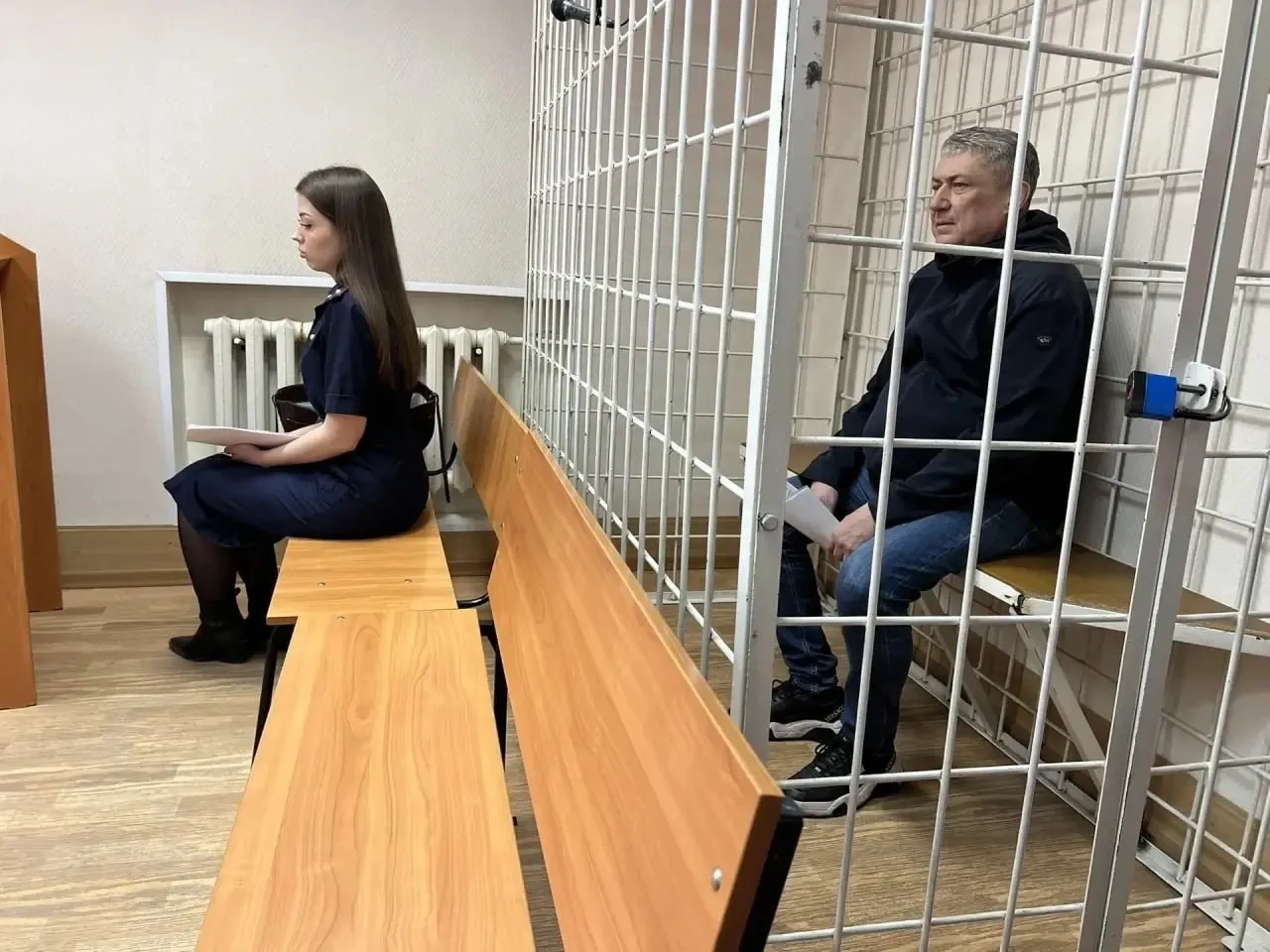 Экс главу налоговой отпустили под домашний арест в Новосибирске Центральный районный суд Новосибирска отправил под домашний арест бывшего начальника инспекции Федеральной налоговой службы ФНС по Октябрьскому району города Игоря Колегова Об этом сообщил паблик судов общей юрисдикции региона во ВКонтакте Колегова подозревают в получении особо крупной взятки ч 6 ст 290 УК По версии следствия в 2017 году директор одной из компаний передал ему 1 5 млн рублей через двух посредников Деньги предназначались за непроведение контроля при выездной проверке и уменьшения налоговых доначислений с 9 1 до 4 1 млн рублей Колегов возглавлял ИФНС по Октябрьскому району Новосибирска сейчас ИФНС 21 в 2009 2018 годах Позже он руководил ИФНС 24 Советский район и ИФНС 19 Кировский район В должности начальника ИФНС 19 Колегов работал до начала марта 2026 года Подписаться Прислать новость Помочь бустами