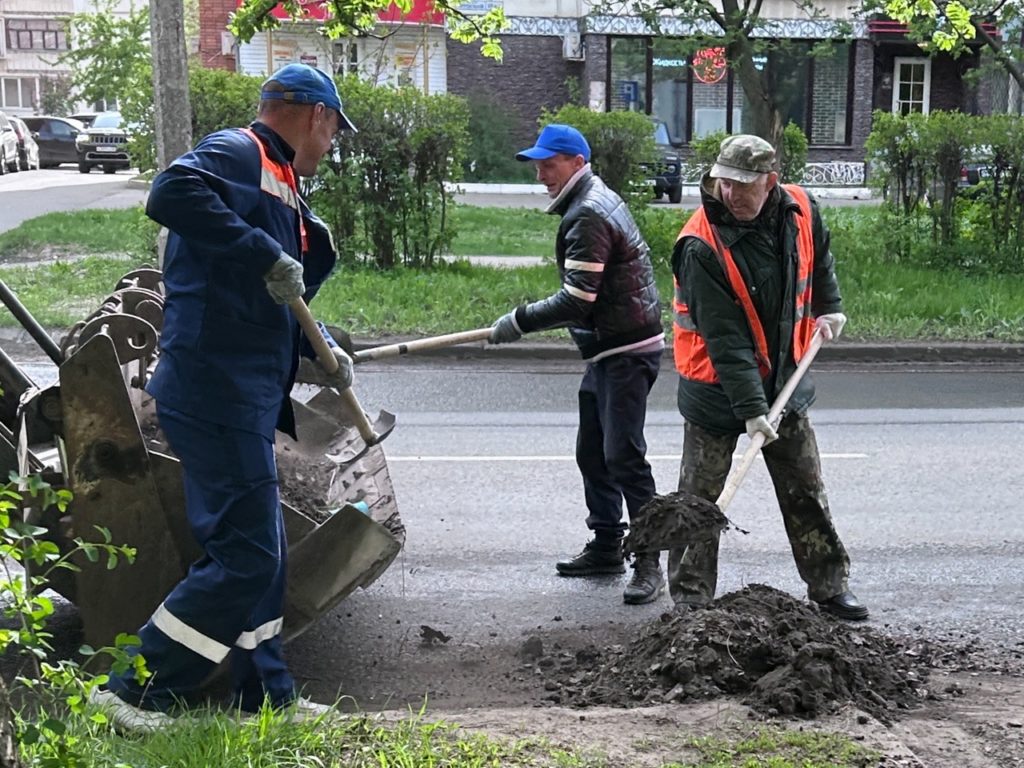 Ночью в Рязани убирали грунтовые наносы и красили бордюрный камень Как сообщает городская администрация, ночью в областном центре продолжились работы по уборке и благоустройству. Подбор и вывоз грунтовых наносов осуществлялся на участках улиц Колхозная от Есенина до Горького, Новоселов от Зубковой до Тимуровцев – карманы, отвороты. Спецтехника подметала дороги во всех районах города. Пешеходные зоны мыли на улицах Интернациональная, Магистральная, Бирюзова, Касимовское шоссе, Ленинского Комсомола, Свободы, Спортивная, Есенина, Станкозаводская, Молодцова, Куйбышевское шоссе. На улице Циолковского покрашено 1600 м. бортового камня. Утром 15 мая рабочие собирают случайный мусор, очищают урны, приводят в порядок остановки общественного транспорта. Спецтехника подметает улицы. Также запланирован ямочный ремонт и выкашивание газонов.