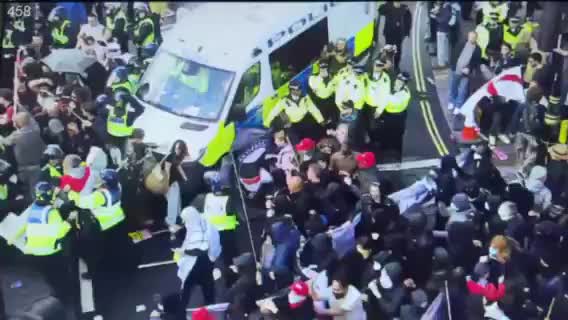 Столкновения на митинге сторонников Томми Робинсона в Лондоне
