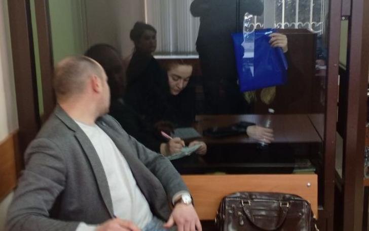 Помощницу мирового судьи в Башкортостане осудили на 5 лет по делу о коррупции Вместе с начальницей самой судьей придумали схему как зарабатывать на водителях которые сбежали с места ДТП Работало это так Судья пугала нарушителей что их лишат прав а Фаттахова подкидывала контакты юристов которые обещали решить вопрос за деньги После оплаты судья давала водителям формальный штраф или арест который никто не исполнял Деньги делили между своими Так продолжалось два года с 2022 по 2024 й Но схему раскрыли Подробнее об этом деле мы рассказывали здесь Фаттахову приговорили к 5 годам колонии и запретили работать на госслужбе 7 лет Еще с неё взыскали 815 тысяч рублей Но есть важный момент у неё маленький ребенок поэтому в тюрьму она поедет только когда ему исполнится 14 лет Пока что она на свободе Саму судью которая всем заправляла еще не судили на неё нужно отдельное разрешение от судейской коллегии Другие участники группы скоро предстанут перед судом  Обратная связь  Подписаться  Подписаться в MАХ