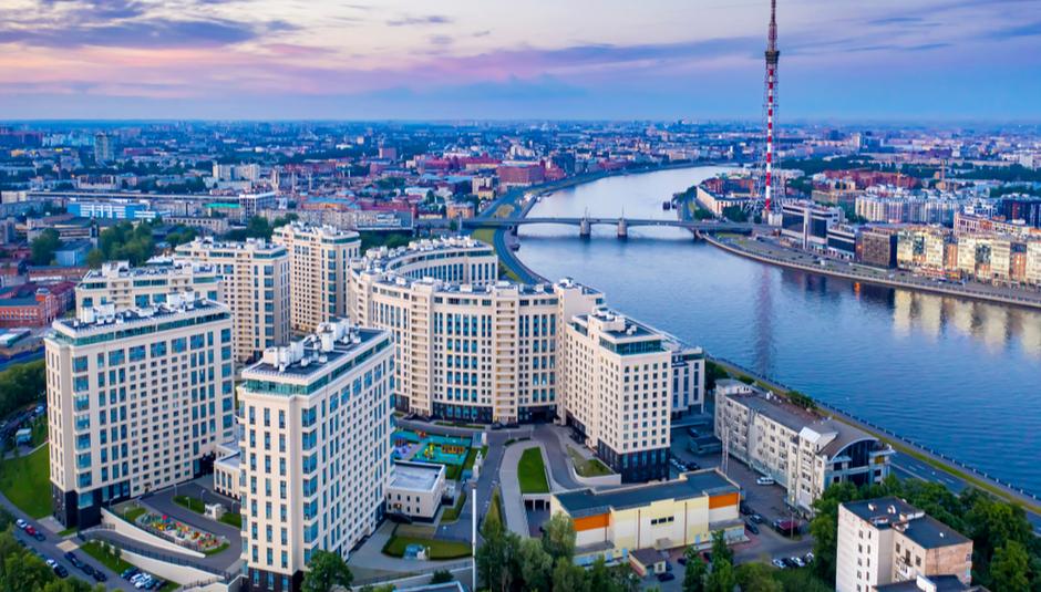 Спрос на новостройки в Санкт-Петербурге снизился. По итогам 2024 года — на 26%, в I квартале 2025-го — ещё на 9%. Уровень распроданности квартир на момент сдачи упал до 72% раньше было 80–85% . По словам Михаила Гольдберга, при снижении ниже 70% застройщики рискуют столкнуться с трудностями по кредитам. Несмотря на это, ситуация в Санкт - Петербурге лучше, чем в других крупных городах. В среднем по РФ доля квартир в сданных новостройках выросла на 30% в апреле 2025 года. Такие квартиры формально считаются вторичкой, но по сути — новые от застройщиков, с рассрочками и другими привычными условиями.