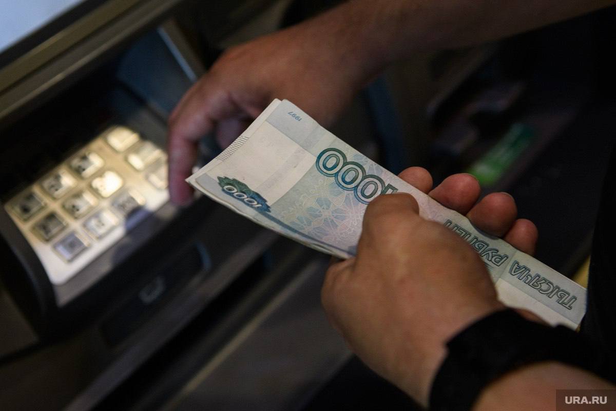 Дебошир порезал росгвардейца в Сургуте из-за банкомата, зажевавшего карту Мужчина устроил скандал в отделении банка, повредил технику и перерезал провода. А сотрудника Росгвардии он ранил ножом во время задержания. Силовики завели уголовное дело по статье «применение насилия в отношении представителя власти». _______ Ura.ru