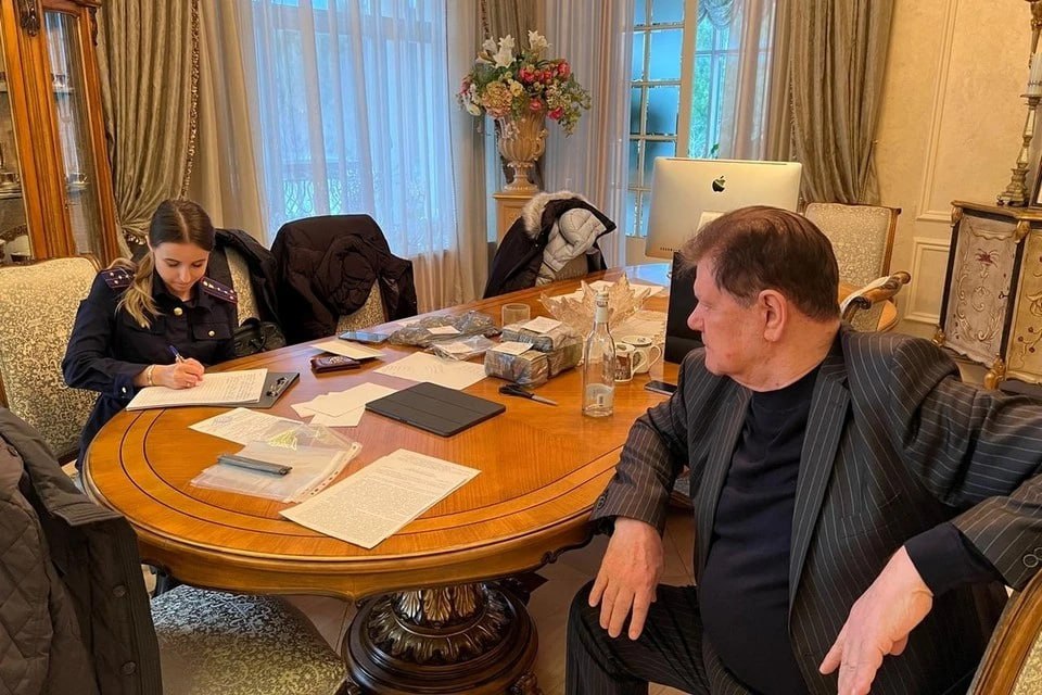 Скандального красноярского бизнесмена Владимира Егорова выпустили из СИЗО Железнодорожный суд изменил меру пресечения директору строительной компании Сибиряк и бывшему чиновнику Владимиру Егорову Вместо заключения под стражу бизнесмену назначили запрет определенных действий Такое решение приняли по ходатайству следователя сообщили в пресс службе судов края Как уточнили в региональном Следственном комитете меру пресечения смягчили из за заболевания экс чиновника Источник КП Красноярск утверждает что Егорова выпустили из СИЗО из за гипертонии Предприниматель находился под стражей с ноября 2024 года СК   Подписаться на kpkrsk