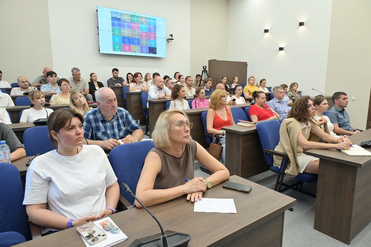В сочинских средствах размещения усилят информирование туристов о правилах безопасного отдыха     Заместитель главы города Сочи Сергей Сомко провел рабочее совещание с отельерами и туроператорами, на котором обсудили меры по обеспечению безопасности отдыхающих.    Особое внимание уделено информированию гостей о необходимости соблюдать гигиену, избегать покупки продуктов в неустановленных местах и приобретать алкоголь только в лицензированных магазинах. С начала года в Сочи пресечено 361 нарушение в сфере оборота алкоголя, изъято 44 тысячи литров нелегальной продукции.    Ежедневно проводится санитарная обработка пляжного инвентаря и дезинфекция в предприятиях общепита.   Все средства размещения оборудованы памятками о действиях при ЧС, проведено обучение персонала, оборудованы места для укрытия, пляжные территории оснащены системой оповещения.