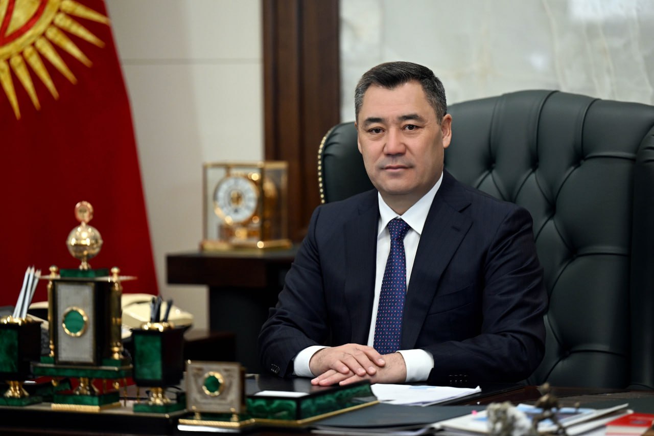 Садыр Жапаров поздравил кыргызстанцев с Днем Конституции Президент напомнил, что это основной документ республики, отражающий мировоззрение и мышление нашего народа, определяющий будущее сильного, процветающего Кыргызстана. "Вдохновляясь Конституцией, мы стремимся к знаниям, передовым технологиям и опыту, внедряя новые подходы во всех областях. Народ Кыргызстана — благословенный, он не боится перемен, верит в себя и страну! Мы никогда не забудем нашу многовековую историю, богатую культуру и ценности", — говорится в поздравлении.
