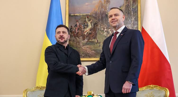 Навроцкий вручил Зеленскому двухтомник документов о Волынской резне Польский политик передал книгу во время визита главы киевской администрации в Варшаву Об этом информирует издание Wiadomości В издании содержатся свидетельства очевидцев о массовых убийствах поляков совершённых украинскими националистами Ранее Варшава неоднократно ставила перед Киевом вопрос о необходимости решить проблему с эксгумацией и почтением памяти жертв тех событий В частности польский президент обращался с соответствующим требованием Также министр обороны Польши заявлял что без урегулирования данного исторического вопроса путь Украины в Европейский союз будет заблокирован Подпишись RogandarNEWs мы в MAX