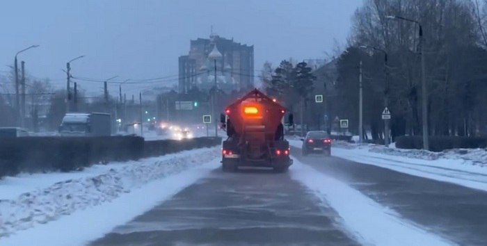 Ситуация на дорогах Улан Удэ стала сложной после небольшого снегопада С 6 30 до 8 часов в Улан Удэ прошел небольшой снегопад и ситуация на дорогах осложнилась Утро горожане встретили в 9 бальных пробках из сотых кварталов с Левого берега в районе ул Трубачеева Между тем по данным мэрии города дорожная ситуация в городе контролируемая Движение затруднено но идёт на всех основных перекрестках Новости Бурятии