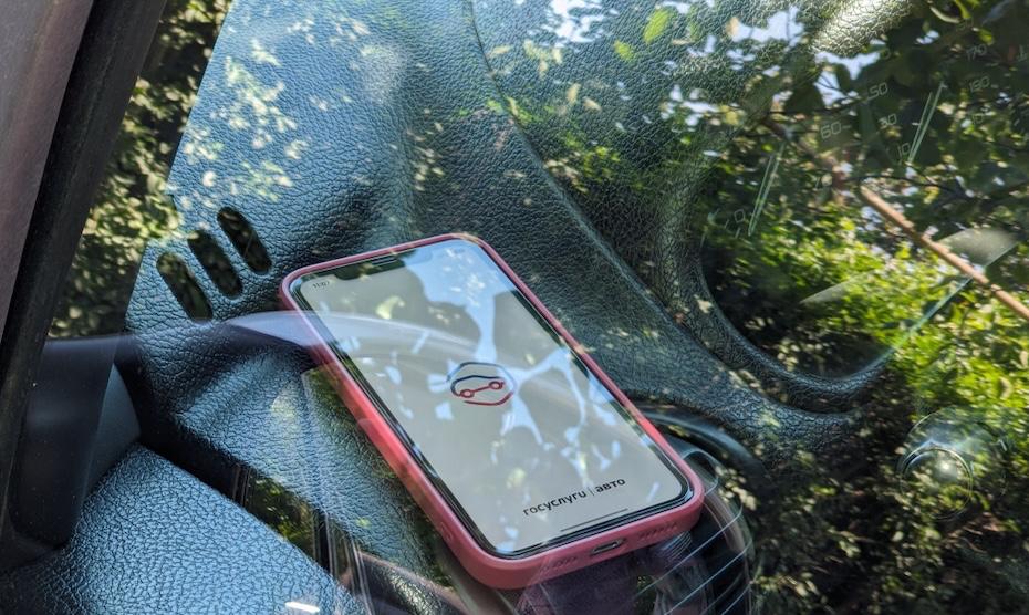 Российские водители распробовали новый способ продажи авто и массово переходят на него Госавтоинспекция заявила о росте интереса россиян к электронному сервису купли продажи ДКП авто через Госуслуги К примеру в 2024 году услугой воспользовались примерно 13 тысяч человек а в 2025 году 50 тысяч За первый месяц 2026 года количество пользователей ЭДКП уже составило более 6 5 тысяч то есть потенциально за текущий год их может быть порядка 78 80 тысяч Напомним что возможность оформить электронный договор купли продажи авто вместо бумажного написанного от руки появилась 1 января 2024 года с принятием соответствующего закона ЭДКП гораздо удобнее бумажного поскольку продавцу не нужно искать или распечатывать бланк а потом вместе с покупателем его заполнять зачастую в не очень удобных условиях на коленях или на капоте авто Еще один неочевидный плюс если сделка зафиксирована в электронном виде то покупатель не сможет затягивать переоформление постоянно переписывая бумажный ДКП iguides