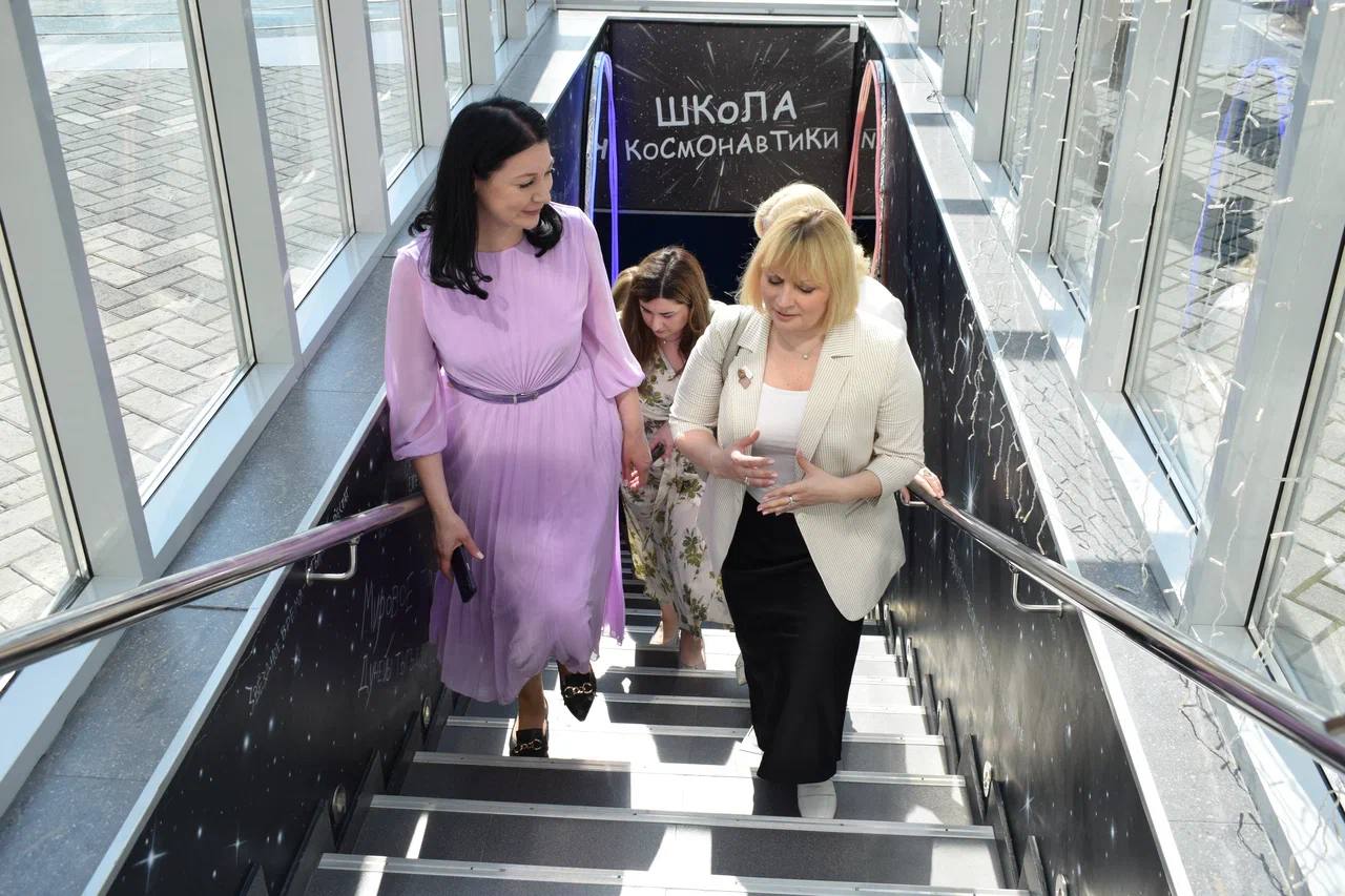 Заместитель министра образования России Ольга Колударова посетила центр для одарённых детей «Вершина» и Школу космонавтики имени Р.В. Комаева. В центре «Вершина» проходят профильные смены, действуют современные лаборатории по естественным и точным наукам, ведётся работа по инженерным и творческим направлениям. Школа космонавтики имени Р.В. Комаева объединяет образовательную и музейную деятельность. Это пространство стало по-настоящему востребованным среди школьников — здесь проходят занятия по аэромоделированию, астрономии, техническому творчеству, проходят мастер-классы и лекции с учётом интересов детей. Ольга Колударова ознакомилась с инфраструктурой учреждений, пообщалась с педагогами и обучающимся. Северная Осетия демонстрирует системный подход к поддержке одарённых детей и развитию современных форм обучения. Такие центры — это реальная возможность для каждого ребёнка раскрыть свои способности и построить образовательную траекторию, соответствующую вызовам времени.