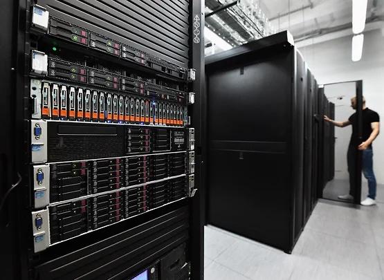 Объем российского рынка Big Data и ИИ по итогам 2025 года может достичь 520 млрд руб подсчитали в Ассоциации больших данных Б1 и TAdviser В 2024 году рынок оценивался в 433 млрд руб среднегодовой темп роста составляет около 20 Рынки оцениваются вместе так как с одной стороны большие данные топливо для ИИ а с другой ИИ сам порождает огромные объемы данных которые необходимо обрабатывать и хранить Поэтому Big Data и AI связанные технологии объясняют авторы исследования уточняя что один из факторов динамичного роста рынков поддержка направлений со стороны государства Telegram Дзен MAX