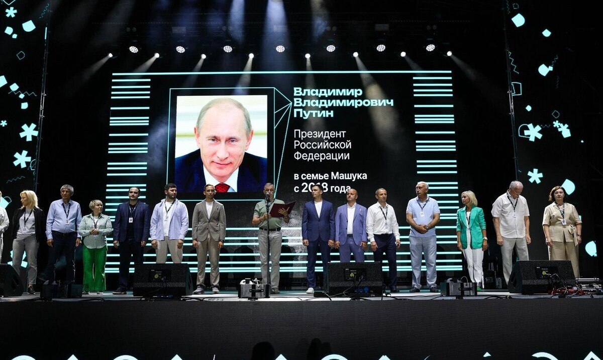 Владимир Путин приветствовал участников открывшегося в Пятигорске 16-го Всероссийского молодёжного форума "Машук", посвящённого 80-летию Победы и Году защитника Отечества "Уверен, что нынешний форум пройдёт в созидательном ключе, а ваши инициативы будут востребованы. Желаю вам всего самого доброго!" – зачитал приветствие Главы государства помощник полпреда президента в СКФО Евгений Ткачев. Адресованы эти слова молодым профессионалам в сфере педагогики, активистам Движения первых, студентам и вожатым, которых собрала площадка "Машука", — всего более 2 200 участников! Это представители золотого фонда молодёжи России, которые ответят новыми проектами на современные вызовы образования. Например, в этом году впервые разработают уникальные методические материалы: от интеграции героев СВО в образовательный процесс до современных технологий для форумов Росмолодежи. Программа форума включает более 10 тематических направлений, которые затронут все аспекты развития педагогики и наставничества в России. На фото: бойцы СВО – участники программы "Время Героев", Герои России Алексей Безруков и Илья Споняков, а также кавалер трёх орденов Мужества Евгений Василенко.