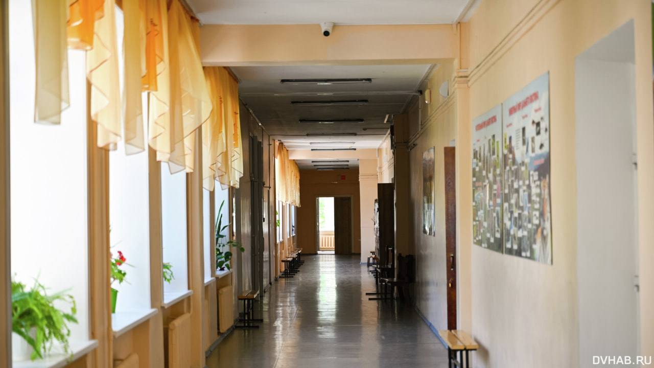 Острая загруженность в третью смену вынуждены учиться школьники в пригороде В пригородном поселке Тополево родители школьников жалуются на то что некоторым детям приходится учиться в третью смену Причина в критической нехватке мест в существующей школе которая не вмещает всех желающих Родители крайне возмущены дети учатся до позднего вечера не имея возможности посещать дополнительные кружки да и вообще это нарушение санитарных норм В администрации Хабаровского муниципального района прокомментировали ситуацию Прочитать статью полностью Подписаться на DVHAB Написать в DVHAB