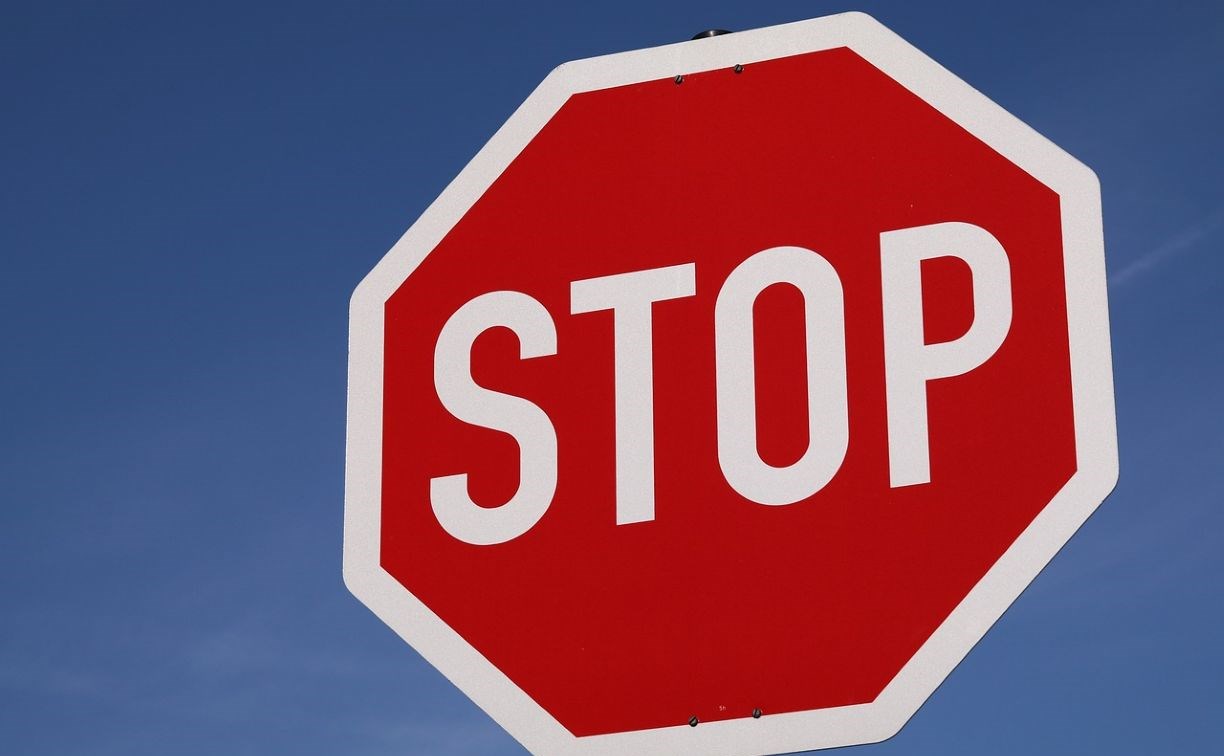 Сквозной проезд по улице Физкультурной перекроют в Южно Сахалинске Движение по дороге ограничат 19 января с 09 00 до 18 00 Как сообщают в Сахалинской коммунальной компании ремонтные работы будут проводиться в районе дома 130 участок улицы Физкультурной между проспектом Победы и улицей Поповича Просим водителей учитывать эту информацию и заранее планировать свой маршрут говорят в ресурсоснабжающей организации