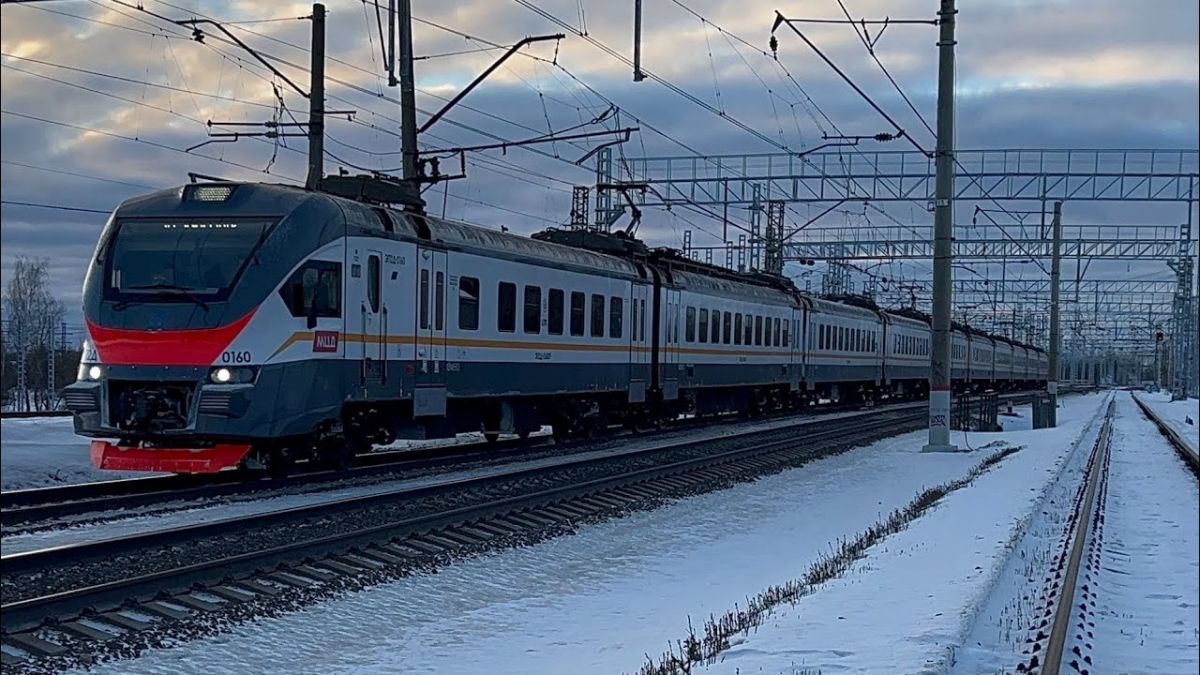 Новогодние находки в поездах: пассажиры оставили трость феи и двухметровую плюшевую змею    В канун Нового года и в первые дни 2025 года пассажиры ЦППК оставили в поездах множество любопытных предметов, включая трость феи и игрушечную змею — символ года. Всего было найдено более 20 забытых вещей.  ↗  Прислать новость   Подписаться