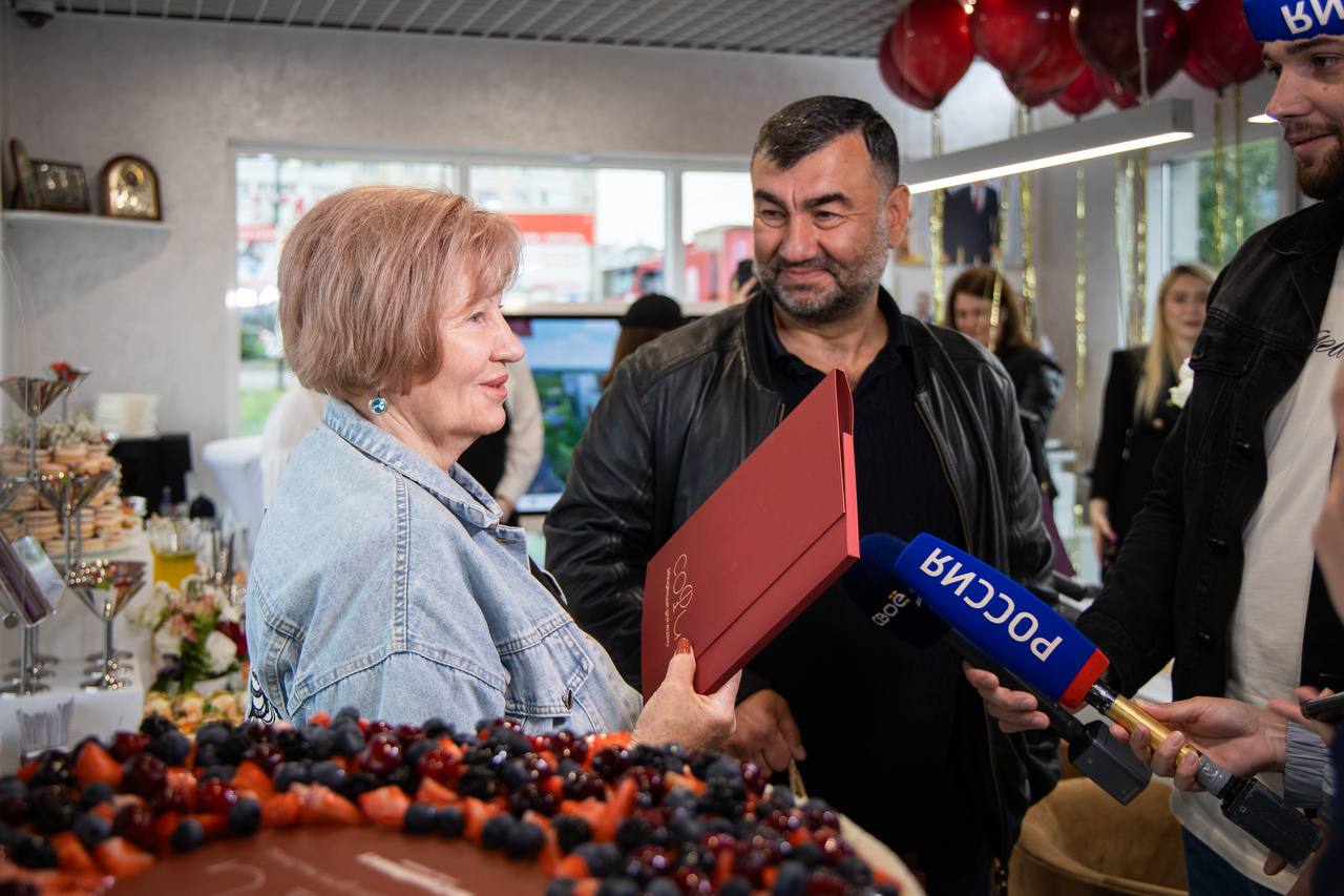 В Ставрополе сегодня стартовали продажи юбилейного 10 проекта ГК «ЮгСтройИнвест» – резиденции для жизни «Софи». У будущих новоселов будет личный сквер на территории, закрытая площадка для выгула питомцев, зеленый двор 7500 м² с детскими игровыми зонами. Вся инфраструктура проекта в шаговой доступности: школа, детский сад, ТРЦ, поликлиника, кафе. Рад видеть ваши искренние улыбки – знак доверия и высокой оценки нашей работы. Делюсь с вами, друзья, яркими фотографии с праздничного мероприятия. #застройщикРФ #ЮгСтройИнвест
