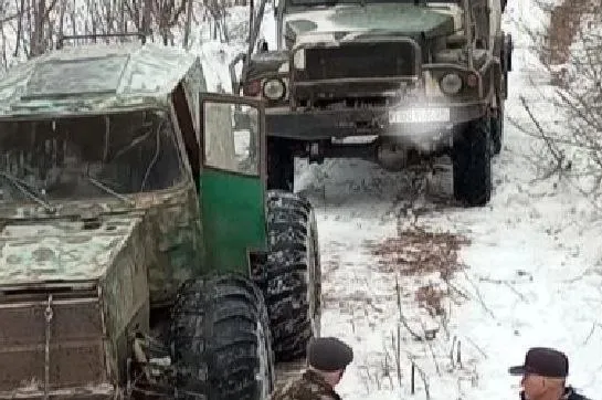 В Приамурье накажут организацию проложившую дорогу в заказнике В Приамурье по факту серьезных нарушений режима Толбузинского заказника в Магдагачинском районе возбудили уголовное дело Желая сократить путь для проезда своей техники организация решила проложить дорогу через особо охраняемую территорию Теперь руководству компании придется ответить перед судом Помимо этого организации предстоит возместить ущерб причиненный природе региона незаконным строительством 700 тысяч рублей сообщили в управлении по охране животного мира региона Напомним грубое нарушение на территории Толбузинского заказника было выявлено в начале апреля На особо охраняемую территорию загнали бульдозер который ломая деревья успел проложить широкую просеку Предполагалось что дорога пройдет через весь заказник практически по диагонали а после завершения строительства через заказник будет постоянно ходить тяжелая техника В управлении подчеркнули что на особо охраняемых территориях запрещено строительство за исключением отдельных объектов необходимых для его охраны и обеспечения пожарной безопасности Также запрещено движение транспорта вне дорог