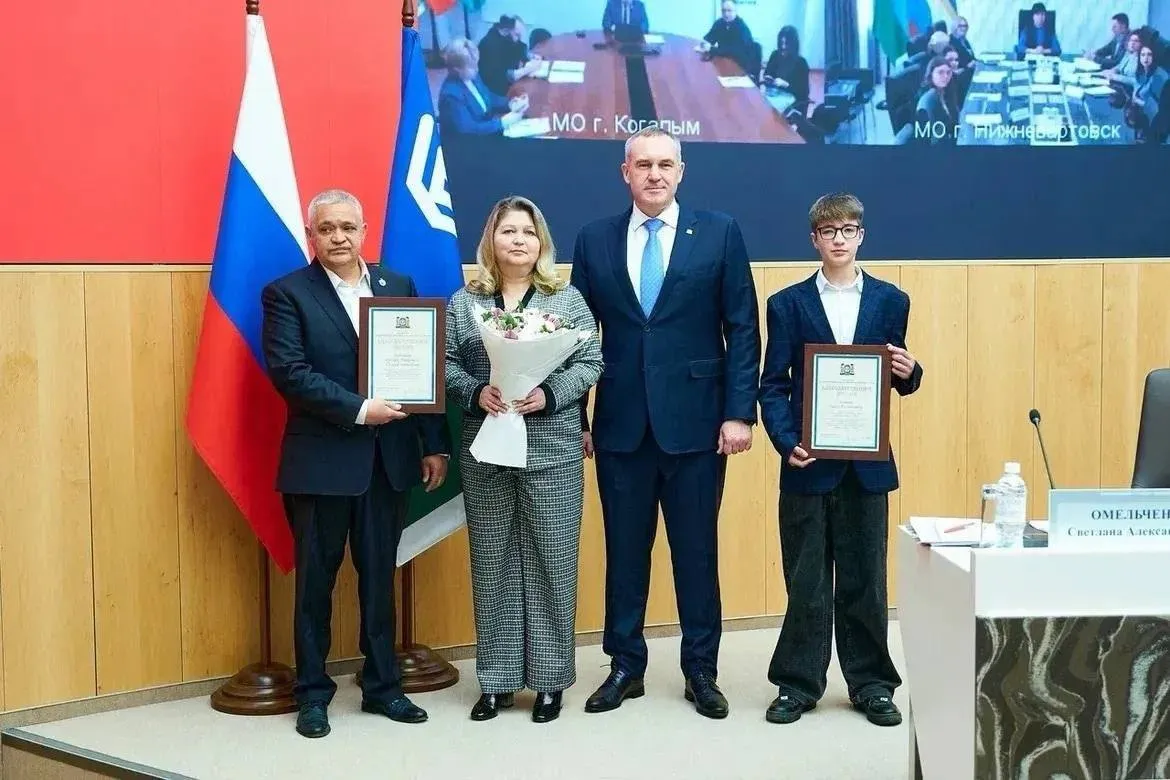 Подросток из Советского который обнаружил топор в рюкзаке ученика гимназии получил награду от губернатора Югры Бдительность девятиклассника помогла предотвратить возможное нападение и избежать трагедии TG Руслан Кухарук Подписаться на MAX Прислать новость