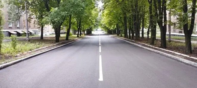 Обновление региональной и местной дорожной сети в ДНР, ЛНР, Запорожской и Херсонской областях в 2025 году В 2025 году в Донецкой и Луганской Народных Республиках, Херсонской и Запорожской областях дорожные работы пройдут на 596,4 км региональной и местной сети. Запланированы мероприятия по замене слоев износа на 530 км региональных трасс и 66 км улично-дорожной сети в населенных пунктах. Работы проводятся в рамках соглашений о предоставлении субсидии из федерального бюджета на содержание автомобильных дорог, заключенных между Росавтодором и четырьмя субъектами РФ. По итогам первого полугодия в указанных регионах устройство слоев износа выполнено почти на 65%, за этот время специалисты обновили 530,4 км дорог. Дорожная деятельность в четырех субъектах Российской Федерации ведется с 2023 года. В 2023 и 2024 годах специалисты привели в нормативное состояние 1322 км региональных трасс и 261 км улично-дорожной сети. Сформирована опорная сеть автодорог ДНР, ЛНР, Запорожской и Херсонской областей общей протяженностью 3 679 км, из них 1 039 км переданы в оперативное управление Росавтодора.