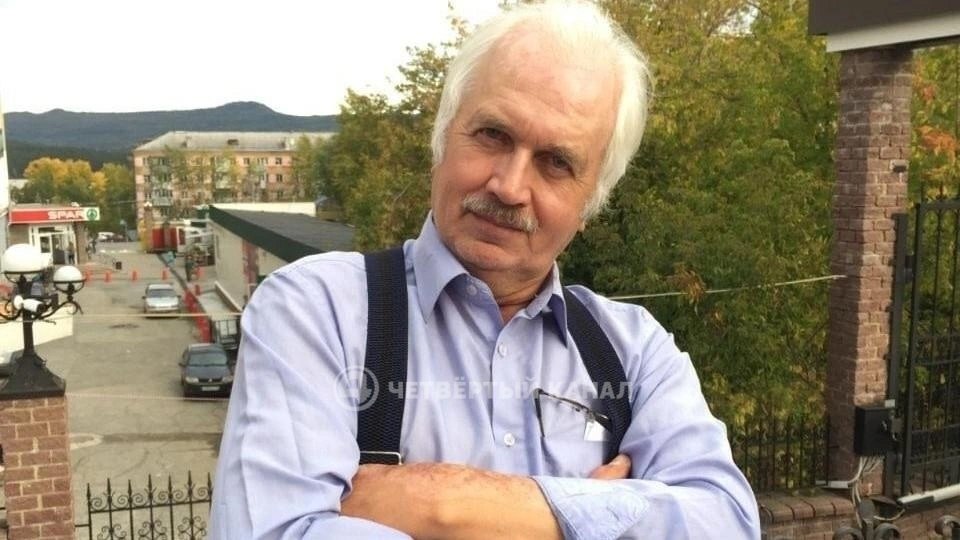 Мужчина зарезал кандидата наук и владельца парка аттракционов в Красноуфимске Обиженный убийца напал на Евгения Яшина со спины прямо в центре города и нанес ему несколько ножевых ранений По предварительной информации причиной конфликта стала маленькая плата за антикварную вещь в одном из ларьков парка которым владел Яшин Именно около него его и убили На почве ссоры фигурант причинил своему оппоненту несколько колото резаных ранений От полученных повреждений потерпевшей скончался на месте происшествия сообщил старший помощник руководителя Следственного комитета по Свердловской области Александр Шульга Евгений Яшин на протяжении многих лет возглавлял филиал Государственной сельскохозяйственной академии в Красноуфимске На пенсии Евгений управлял детским парком развлечений Подозреваемый в совершении данного особо тяжкого преступления был задержан по горячим следам сотрудниками территориального отдела полиции Задержание было осуществлено на берегу местной реки Сыщики уголовного розыска которые осуществляют оперативное сопровождение по уголовному делу обнаружили и изъяли предполагаемое орудие преступления нож а также куртку со следами похожими на кровь добавил начальник пресс службы ГУ МВД по Свердловской области Валерий Горелых Ранее мужчина уже был судим Теперь завели новое уголовное дело по статье 105 УК РФ убийство кнопка осуждения Подписаться на 4 канал Мы в MAX