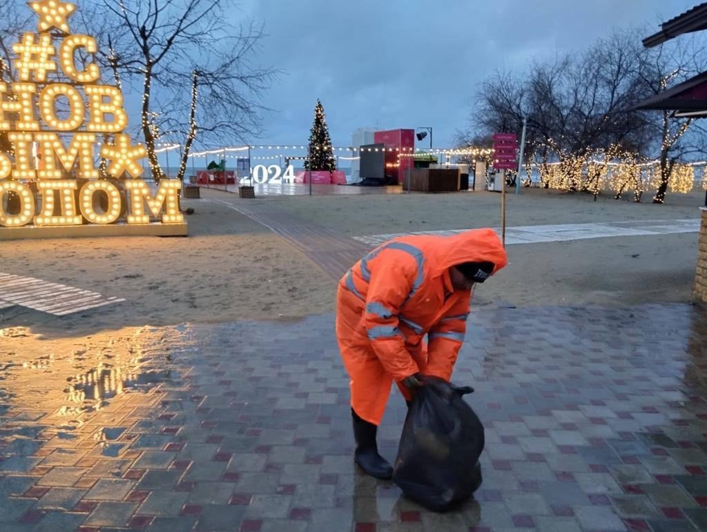 В Анапе в новогодние праздники коммунальщики перейдут на усиленный режим работы Готовность предприятий коммунальной, санаторно-курортной и потребительской сферы к новогодним праздникам обсудили сегодня на совещании, которое провел мэр Анапы Василий Швец. Санитарную очистку города, включая пляжи, усилят. Во вторую смену будут работать дежурные и техника по вывозу мусора. За центральными новогодними локациями закрепят ответственных, а волонтеры на местах будут следить за порядком. Предприятия курорта готовы обеспечить бесперебойную работу коммунальной инфраструктуры. Составлены графики дежурств. Предприятия проинструктированы для обеспечения мер комплексной безопасности. Швец поручил организовать оперативный штаб в период праздников, чтобы на ежедневной основе координировать работу ресурсоснабжающих организаций, а также уделить особое внимание пресечению незаконной продаже пиротехники, сообщили в мэрии Анапы.  #НовостиАнапыСегодня #НовостиАнапы #АнапаНовости #СегодняВАнапе #АнапаМедиа  #АктуальныеНовостиАнапы