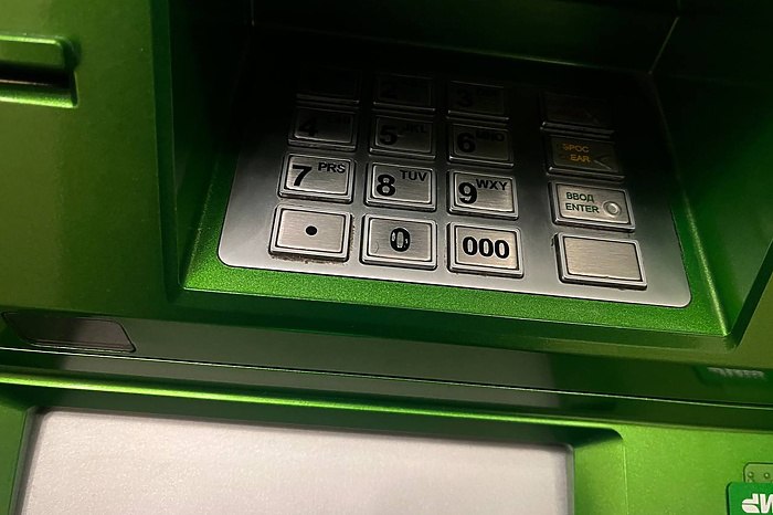 Юрист объяснил как делать перевод чтобы не заблокировали карту Банковские переводы с карты на карту в России могут быть заблокированы из за неправильного комментария к платежу Об этом предупредил глава Центра правопорядка в Москве Александр Хаминский По его словам финансовые организации внимательно отслеживают текст в поле сообщение получателю В стоп лист комментариев получателю должны войти такие слова как оплата услуг оплата за товар заказ аренду и любые другие которые позволят трактовать ваш перевод как коммерческий сообщил Хаминский в беседе с агентством Прайм Банки используют автоматические системы мониторинга которые помимо суммы частоты и направления переводов анализируют и текстовую часть операции При совпадении с набором триггерных слов или подозрительных оборотов платеж могут заморозить до выяснения обстоятельств А это уже повлечет лишние проблемы для клиента uralweb ru