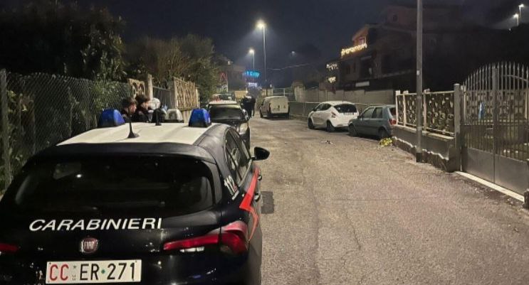 Трагедия в новогоднюю ночь 63 летний гражданин Молдовы погиб в Риме из за взрыва петарды По предварительным данным мужчина играл с петардой в итоге произошёл взрыв который привёл к тяжёлым травмам груди и лица а также ампутации руки К моменту прибытия скорой помощи он лежал на земле Из за массивного кровотечения спасти его не удалось а реанимация не дала результатов