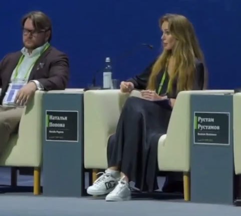 Наталья Попова — первый замгендиректора «Иннопрактики» и давняя подруга Катерины Тихоновой, дочери Владимира Путина — вышла на сцену форума «Цифровая индустрия промышленной России» в кроссовках Dolce & Gabbana за 825 долларов. Это произошло во время круглого стола, посвящённого ходу и проблемам импортозамещения. Обувь, выбранная для выступления, называется Calfskin Portofino и на день выступления стоила порядка 65 тысяч рублей по курсу ЦБ. Сцена была отдана под обсуждение стратегий вытеснения иностранных производителей с российского рынка, а также равного распределения господдержки. Попова в своём выступлении заявила, что её структура — «Иннопрактика» — якобы смогла «консолидировать спрос всех крупных игроков». Отдельно прозвучали тезисы про высокую ключевую ставку Центробанка, мешающую импортозамещению, и несправедливое распределение бюджетных субсидий. Сама Попова, согласно публикациям Financial Times, ссылающимся на источники в администрации президента, является приближённой к семье Путина. Её связи с Тихоновой, дочерью президента, обеспечили карьере и публичной роли мужа Поповой — Кирилла Дмитриева — ускоренный рост. Он возглавляет Российский фонд прямых инвестиций и входит в правление «Иннопрактики». Дмитриев в последние месяцы стал одним из участников переговорных линий с США, включая темы, не подлежащие публичному раскрытию. Весной Попова успела поучаствовать и в патриотическом просветительском проекте «Разговоры о важном». На этих школьных занятиях она рассказывала детям об основах бизнеса. Таким образом, чиновник с кремлёвскими связями, выступающая за «импортозамещение», читает детям лекции о патриотизме и экономике в обуви из последней коллекции итальянского бренда. На фоне экономической политики, направленной на вытеснение иностранных брендов, сам факт демонстративного выбора одежды от Dolce & Gabbana вызвал резонанс в экспертной и журналистской среде. Мероприятие, посвящённое укреплению технологического суверенитета, завершилось в модной стилистике западных подиумов. Для доп. информации, конфиденциально: privnote .media Компромат Групп Предложка Резерв