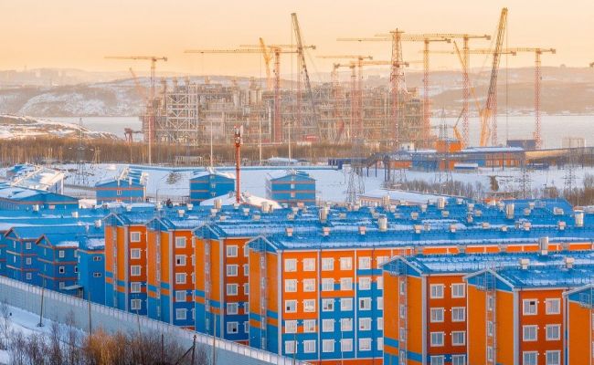 Запуск завода Мурманский СПГ сроки сдвинуты Завод Новатэка по производству сжиженного природного газа в Мурманске запустят не раньше 2032 Это указано в комплексном плане развития инфраструктуры на период до 2036 который уже утвердило правительство Иными словами сдача проекта задерживается на 2 года Магистральный газопровод Волхов Мурманск по которому на завод будет поступать сырье для сжижения планируется достроить в 2031 Официально о планах реализации проекта Мурманский СПГ мощностью 20 4 млн тонн объявили в июне позапрошлого года Изначально запустить завод хотели в 2027 2029 Потом сроки сдачи в различных документах переносились то на 2033 то на 2030 geonrgru YouTube sponsr ru