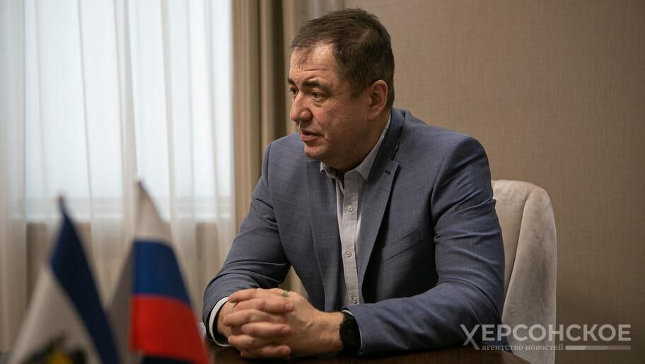 Второй Таврический инвестиционно-экономический форум пройдет в Москве Второй Таврический инвестиционно-экономический форум пройдет в 2025 году в Москве. Об этом в интервью Херсонскому агентству новостей сообщил руководитель Постоянного представительства Херсонской области при Правительстве РФ Владимир Боделан. «В этом году мы проведем форум на территории Москвы с поддержкой наших партнеров. На нем мы презентуем возможности развития Херсонской области именно в рамках строительных программ, туристических программ, ну и, естественно, сельскохозяйственных. На этом форуме уже будут презентации Херсонской области и проектов на тех направлениях, в которые мы будем приглашать партнеров», — рассказал Боделан. Он отметил, что дату и место проведения форума в данный момент определяют. «В Москве очень насыщенная программа различных мероприятий, поэтому нам нужно попасть между ними, чтобы оставаться заметными и востребованными», — подчеркнул собеседник ХАН. Первый Таврический инвестиционно-экономический форум состоялся в Геническе в 2024 году. Организаторами мероприятия выступили Постоянное представительство Херсонской области при Правительстве РФ и Совет по инвестициям и промышленному развитию, действующий при Постпредстве при поддержке губернатора Херсонской области Владимира Сальдо. Участниками форума стали представители бизнеса и объединений предпринимателей практически со всех областей России, включая северные регионы и Сибирь. #Экономика