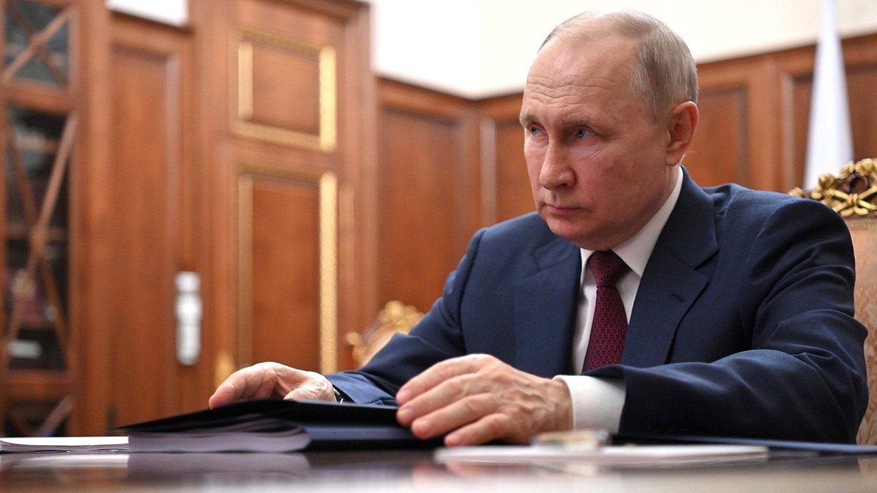 Уровень доверия Владимиру Путину превышает 80%. Согласно данным ВЦИОМ, президенту доверяет 81,2% россиян. Уровень доверия Михаилу Мишустину составляет 62,3%, Геннадию Зюганову — 34,5%, Сергею Миронову — 29,7%, Леониду Слуцкому — 21,7%, Алексею Нечаеву — 9,6%. Уровень одобрения деятельности президента России составляет 79,2%, поднявшись на 0,9 процентных пунктов за неделю. Деятельность председателя правительства одобряют 53,5% респондентов, правительства в целом — 52,7%. «Единая Россия» в электоральном рейтинге занимает лидирующую позицию с результатом в 36,8%. Рейтинг ЛДПР – 11,2%, а КПРФ занимают третью строчку с 9,9%. У партии «Новые люди» - 6,4%, а рейтинг «Справедливая Россия - Патриоты - За правду» составил 4.0%.