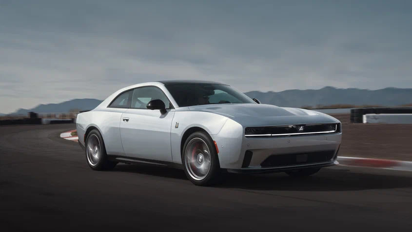 Водителя электрического Dodge Charger оштрафовали в США за слишком громкий выхлоп По словам владельца электрокара из Миннесоты он двигался по одной из улиц города Стиллуотера где действуют строгие ограничения на шум Будучи в потоке других автомобилей Майкл остановился перед светофором Когда загорелся зелёный свет стоявшая впереди машина стартовала издавая громкие звуки а водителя батарейного Charger остановил патруль Полицейский заявил ему что выхлоп его автомобиля слишком громкий и нарушает действующие ограничения Попытка переубедить блюстителя порядка привела лишь к тому что автовладельца подвергли дополнительной проверке и выписали ему штраф ещё и за нарушение общественного порядка Издание The Drive уточняет что технически Dodge Charger EV может издавать звуки похожие на звучание работающего ДВС для этого у него есть соответствующий синтезатор Однако для этого электрокар должен находиться либо в парковочном либо в спортивном режиме чего по словам Майкла на момент инцидента не было autoruonline