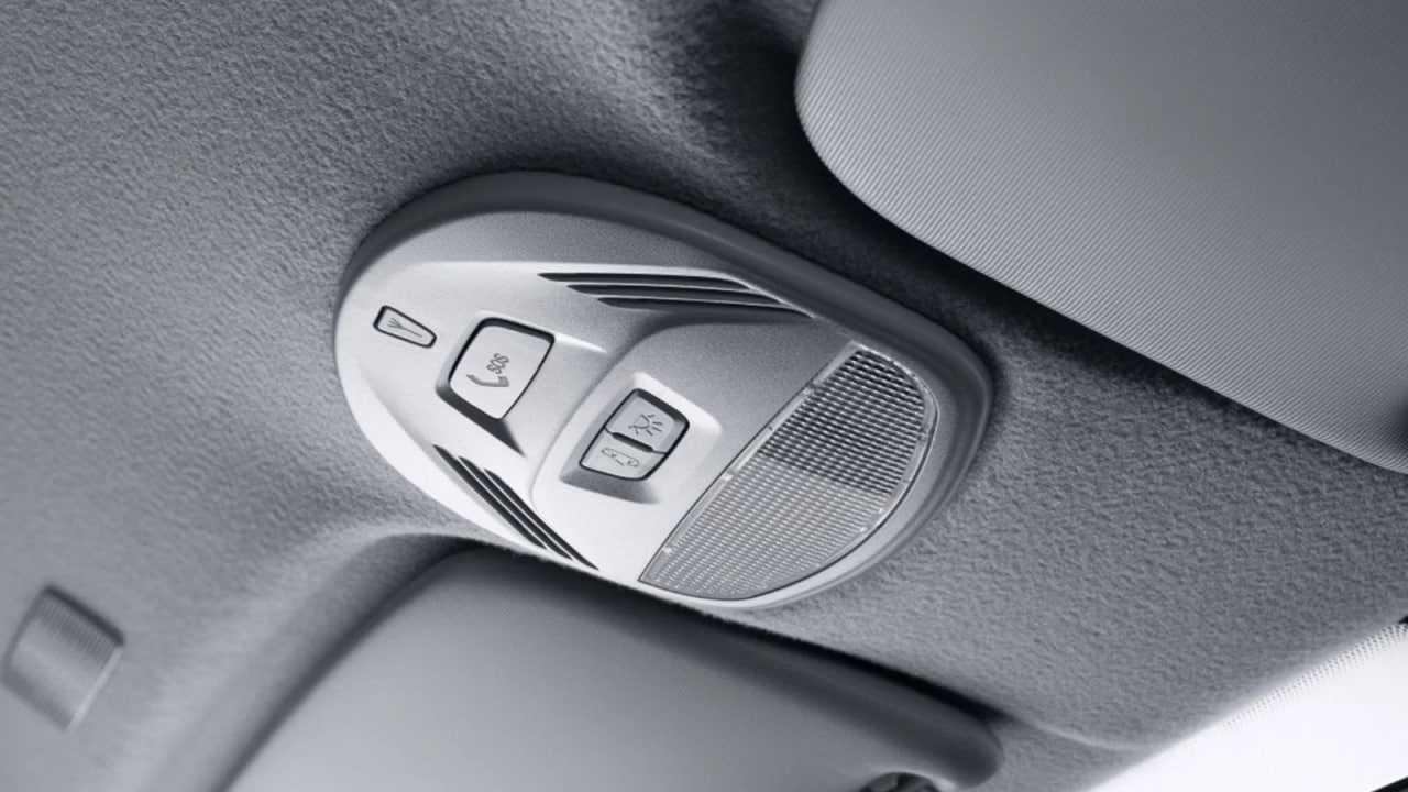 В России захотели вернуть обязательную установку тревожных кнопок на машины физлиц Минпромторг опубликовал проект постановления правительства которым прекращается действие моратория на обязательную установку системы ЭРА ГЛОНАСС на ввозимые из за рубежа автомобили физлиц Как уточняет ТАСС сейчас доля машин оснащённых такими кнопками в российском автопарке составляет лишь 23 Если постановление утвердят действие моратория закончится 1 апреля 2026 года По данным авторов инициативы за 2024 и 2025 год физлица ввезли в страну для собственных нужд более 780 тысяч автомобилей Утверждается что в силу отсутствия устройств вызова экстренных служб жизнь и здоровье пассажиров таких машин подвергается дополнительной опасности Доводилось пользоваться тревожной кнопкой Поделитесь опытом в комментариях Журнал Авто ру online