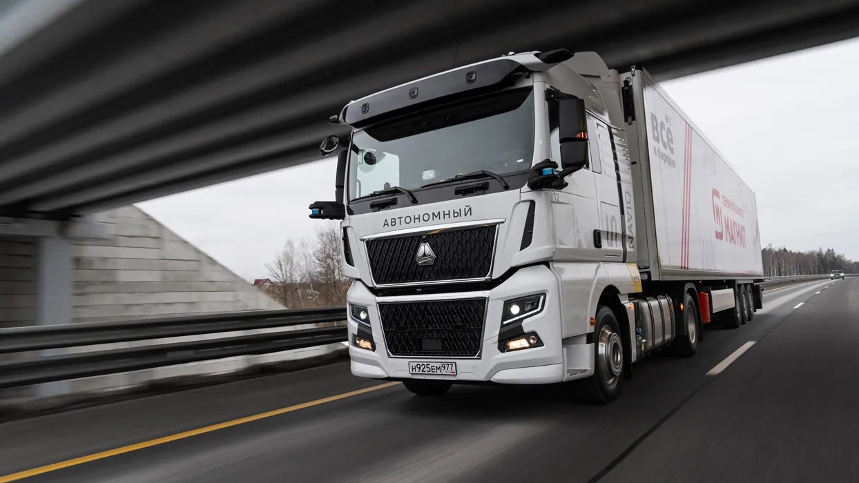 беспилотныетехнологии Беспилотный автомобиль проехал рекордный маршрут по России Путь из Санкт Петербурга в Казань и обратно порядка 3000 км занял сутки Этот круговой маршрут стал самым протяжённым беспилотным логистическим коридором в России По разрешённым участкам на трассе М 11 ЦКАД и М 12 грузовик ехал в полностью автономном режиме На остальных участках за рулём находился водитель испытатель Обычный рейс по трассам М 11 Нева А 113 ЦКАД и М 12 Восток с человеком за рулём занимает 58 ч то есть новая поездка была в 2 5 раза быстрее Источник фото Navio