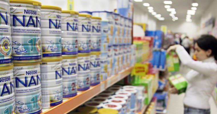 В Европе компания Nestlé швейцарский производитель инициировала широкий отзыв детских сухих молочных смесей под брендами SMA BEBA и NAN Это решение было принято из за выявления опасного токсичного вещества в нескольких партиях продукции которые были распределены в различных странах Европы