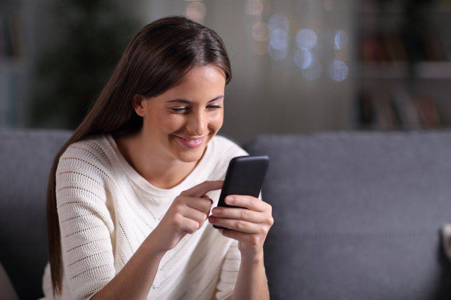 Пользователи просят ИИ звать их господином королевой и даже кожаным Яндекс проанализировал обращения к своей нейронке Алисе AI и выяснил что обычного имени при обращении людям уже мало В запросах всё чаще встречаются титулы уровня господин повелитель королева хозяин а ещё милашества вроде родная любимый зайка и даже мемный кожаный Спецы говорят что так люди втягиваются в переписку куда активнее Ну допустим   с титулом просто по имени не зовёт я сам прихожу