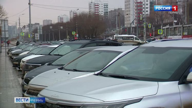В ноябре планируется повышение стоимости платных парковок в двух тарифных зонах   vesti perm ru pages e093fd8c6f3a4932bfe45e421fd72531 Как сообщили в МКУ Пермская дирекция дорожного движения в сентябре был проведён мониторинг уровня максимальной заполняемости платных парковочных мест По его результатам внутри тарифной зоны платных парковок 101 уровень занятости парковочных мест более 90 в тарифной зоне 103 89 Было принято решение о повышении с 10 ноября 2025 года платы за пользование платными парковками в тарифных зонах 101 и 103 на 10 рублей с 20 до 30 рублей и с 30 до 40 рублей соответственно Кроме того стоимость за пользование платными муниципальными плоскостными парковками также повысится с 10 ноября на 10 рублей с 20 до 30 рублей