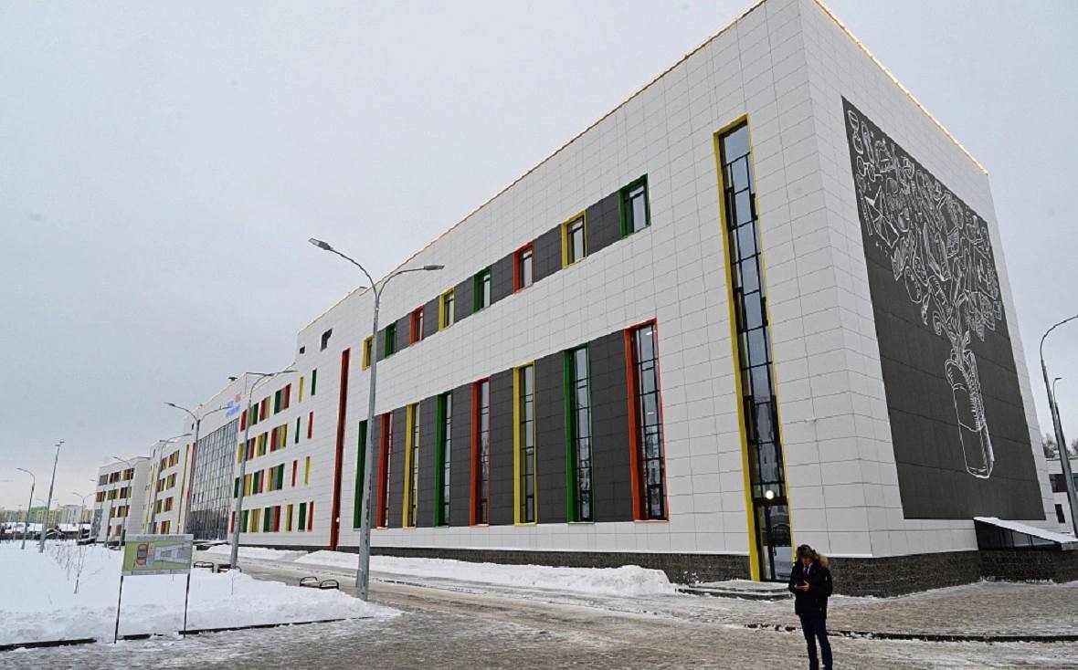 В Уфе открыли самую большую школу в Поволжье на 2200 мест В Уфе в микрорайоне Кузнецовский затон состоялось открытие школы 164 Это самый большой общеобразовательный центр в Приволжском федеральном округе сообщил глава Башкирии Радий Хабиров Самая большая школа Приволжского федерального округа выросла практически на пустыре Строительство этого важнейшего объекта далось нам непросто Сроки сдачи приходилось несколько раз переносить Наконец все это осталось позади сказал Хабиров Площадь школы составляет 31 тыс кв м Здание спроектировано в форме буквы А В нем предусмотрены 96 учебных кабинетов четыре спортзала медицинский блок свой стадион игровые площадки и т д Внутри есть лифты пандусы и отдельные туалеты для детей инвалидов РБК Уфа в Telegram РБК Уфа в MAX