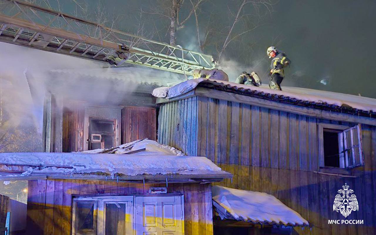 Три человека спасены и один погиб на пожаре в Томске на площади Соляной.   Предварительно, причиной пожара стал аварийный режим работы электрооборудования.     Подписаться   Прислать нам новость