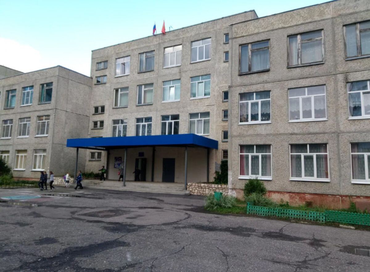 В школе №40 Владимира завершается капремонт бассейна, пищеблока и спортзала  В школе № 40 Владимире продолжается капремонт. По контракту нужно было выполнить работы на кровле, в бассейнах, столовой, гардеробе, коридорах, спортивных залах и раздевалках. Также должны заменить систему канализации, горячего и холодного водоснабжения, электроснабжения. Общая стоимость - 44,5 млн рублей.  Завершены работы в коридорах, поменяли покрытие полов, на стенах. Занимаемся пищеблоком. Идет облицовка бассейна, ремонт спортзалов. Родителям не стоит переживать, все дети пойдут в школу 1 сентября, - рассказал начальник управления строительства и архитектуры Игорь Соловьев.