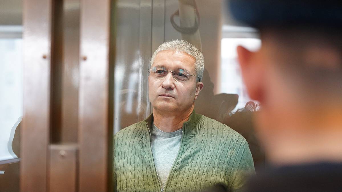 С экс замминистра обороны Тимура Иванова потребовали взыскать почти четыре миллиарда рублей Требование поступило от конкурсного управляющего обанкротившегося банка Интеркоммерц в лице Агентства по страхованию вкладов в Арбитражный суд Москвы после новогодних праздников При этом в конце ноября прошлого года Иванова признали банкротом После этого суд открыл процедуру реализации его имущества Недвижимость автомобили и предметы роскоши экс замминистра обороны выставят на торги