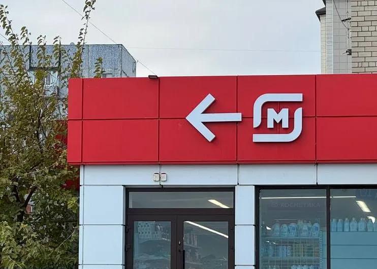 Магнит увеличил объем гуманитарной помощи Дагестану Магнит один из крупнейших ритейлеров России наращивает поддержку Дагестану пострадавшему от сильных ливней и паводков Компания направила в регион дополнительную партию гуманитарной помощи 40 тонн бутилированной воды Общий объем поставок превысил 90 тонн По согласованию с Правительством республики расширена география помощи Около 8 тыс пятилитровых бутылок воды поступят в больницы и медицинские учреждения Махачкалы и Хасавюрта Новая партия также направляется в населенные пункты Дербентского района наиболее пострадавшие в последние дни Получателями помощи станут более 15 медицинских учреждений В доставке и распределении участвуют волонтеры Магнита и Фонда Академия Добра В эти дни наши усилия сосредоточены на обеспечении жителей Дагестана питьевой водой продуктами и товарами первой необходимости Помимо гуманитарной помощи мы увеличили поставки в магазины чтобы сохранить доступность ассортимента и стабильность цен Компания продолжит оказывать поддержку региону отметили в Магните Ранее в первые дни паводка компания направила 50 тонн воды на базу МЧС в Махачкале для дальнейшего распределения в школы и медицинские учреждения Кроме того поставки воды в розничную сеть региона были увеличены в три раза Сильный паводок в Дагестане начался 28 марта на фоне аномальных осадков На этой неделе вторая волна подтоплений затронула Дербентский район РИА Дагестан в МАХ