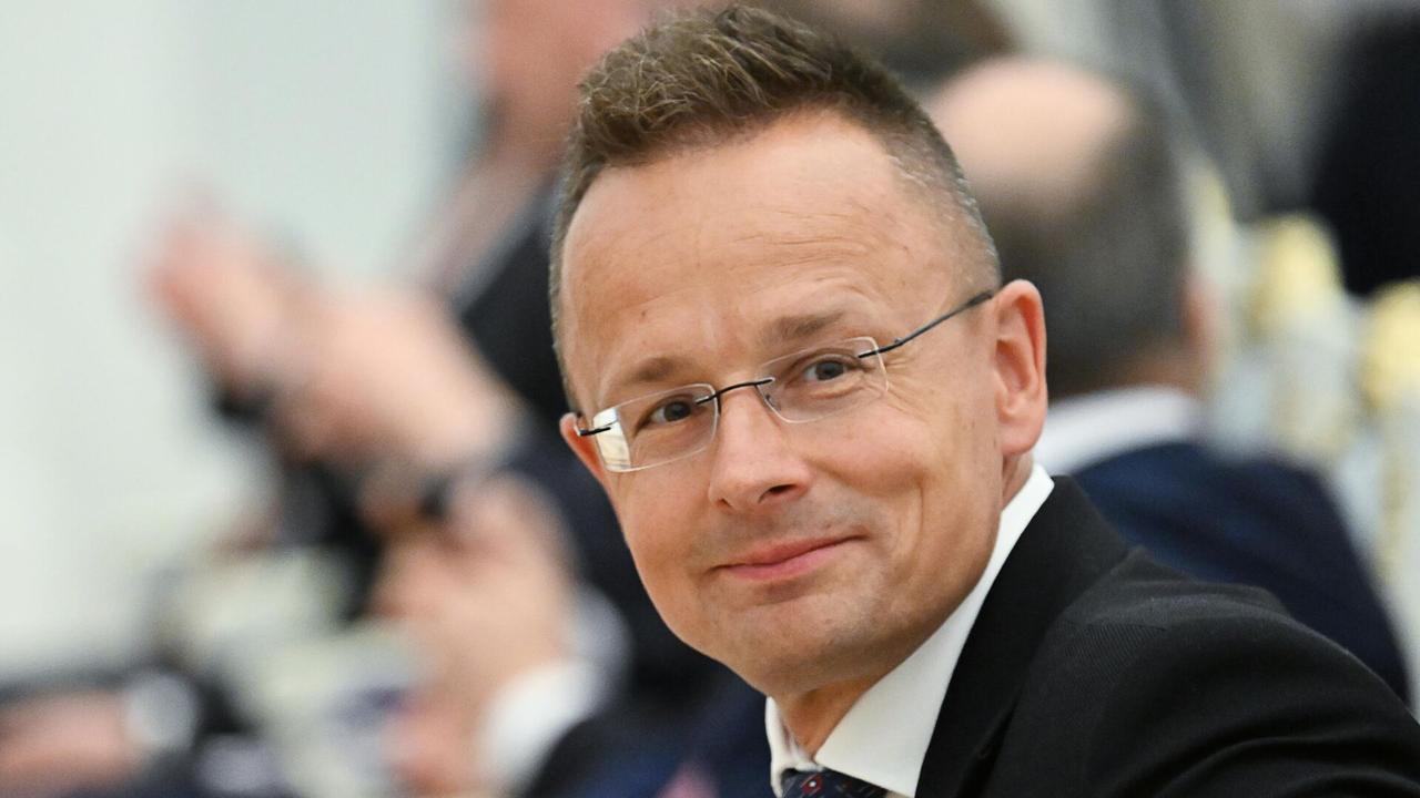 Петер Сийярто признался что с радостью принял Орден дружбы в 2021 году и гордится своей ролью в выстраивании хороших отношений Москвы и Будапешта По его словам без этих отношений не было бы уверенности что венгерское энергоснабжение будет обеспечено в период энергокризисов Также Сийярто напомнил что в пандемию COVID 19 договорился с Россией о возможности закупить вакцину Спутник Мы смогли провести вакцинацию гораздо раньше чем кто либо другой в Европе Поэтому мы смогли раньше открыться быстрее перезапустить экономику Этого бы не случилось если бы между нами не было хороших отношений подчеркнул глава МИД Венгрии на радио Ultrahang