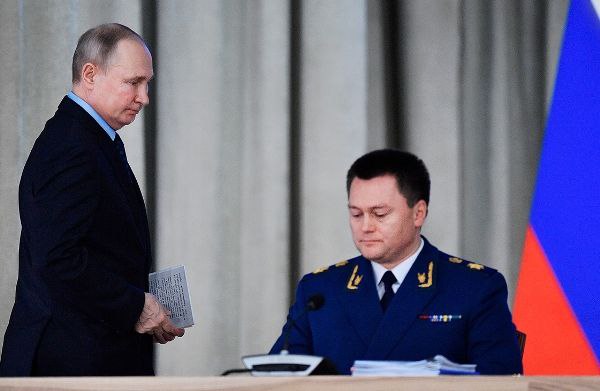 Генпрокурор Игорь Краснов подал заявление на должность председателя Верховного суда Об этом сообщили в Высшей квалификационной коллегии судей РФ Этот пост стал вакантным после смерти предыдущего руководителя ВС Ирины Подносовой Она была назначена на него в апреле 2024 года сменив своего предшественника Вячеслава Лебедева который также скончался занимая эту должность Ранее в качестве одного из кандидатов на пост председателя Верховного суда называлась фамилия Александра Бастрыкина Подписывайтесь на Расстригу