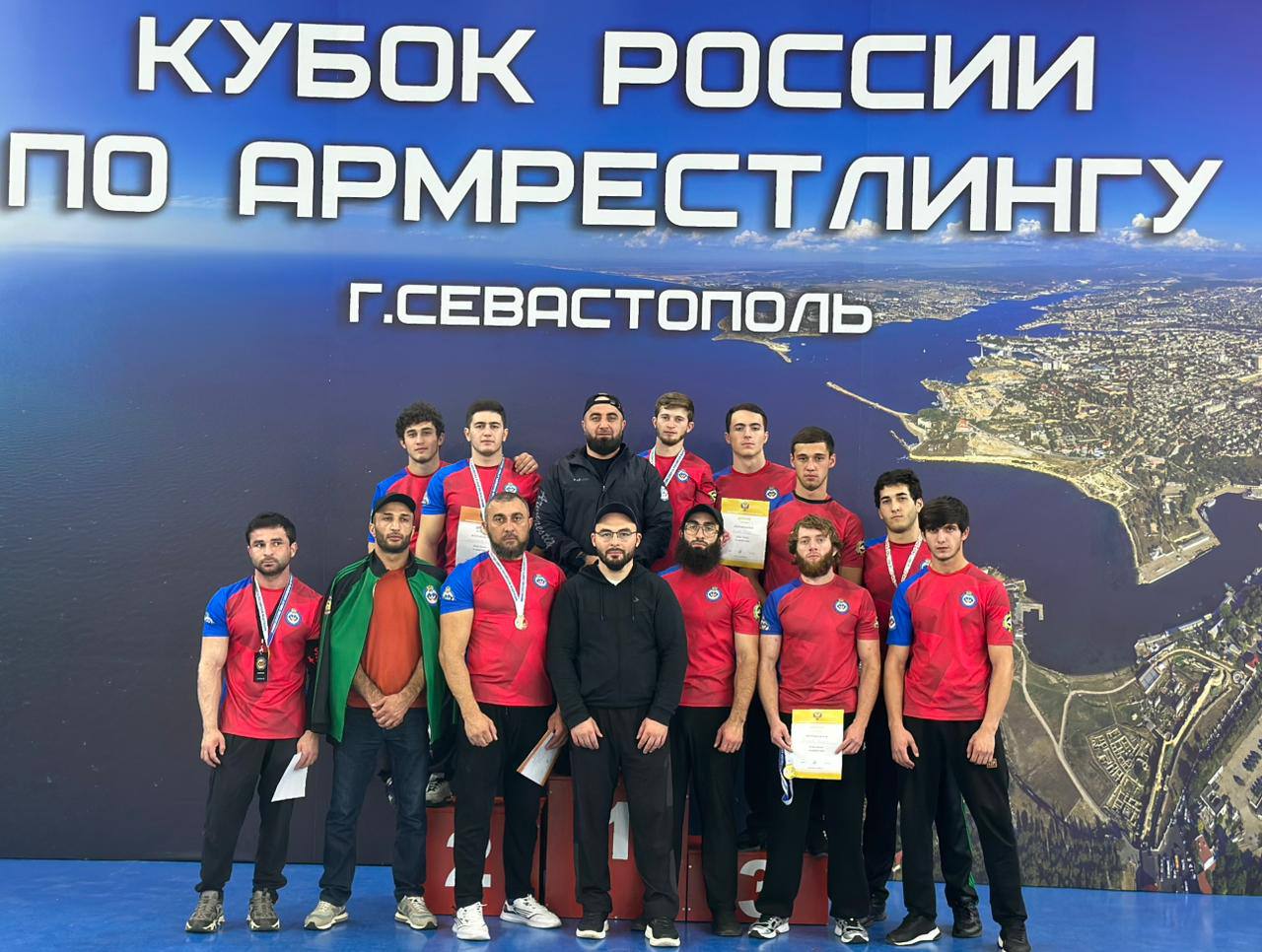 5 медалей в активе рукоборцев Карачаево Черкесии по итогам Кубка России по армрестлингу среди мужчин и женщин который прошел 9 13 октября в Севастополе и собрал 96 участников из 17 субъектов РФ Алиев Артур 55 кг Кенжев Альберт 70 кг Алакаев Умар 75 кг Джанибеков Руслан 90 кг Салпагаров Мурат 100 кг Тренеры Урусов Расул Эркенов Барадин и Токов Подписывайтесь на канал Правительства КЧР в МАХ