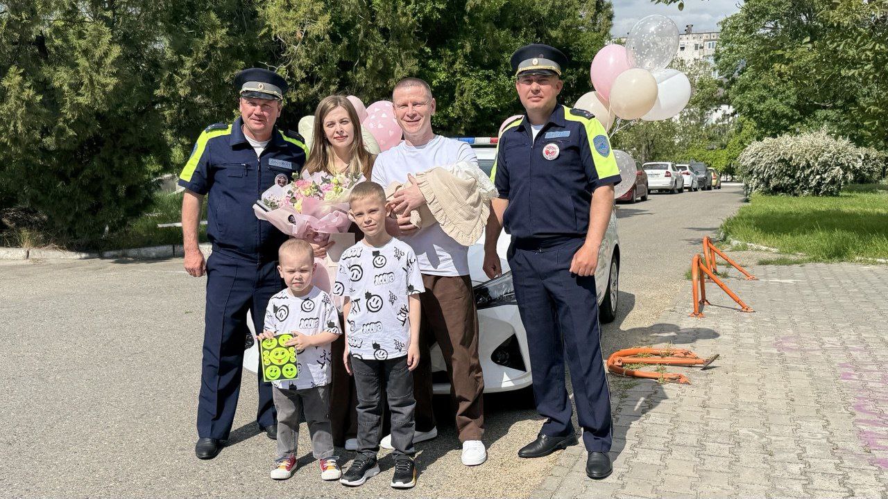Инспекторы ДПС Новороссийска встретили из роддома маленькую Викторию и ее маму, которым помогли вовремя добраться до роддома 9 мая инспекторы ОР ДПС Госавтоинспекции Управления МВД России по г. Новороссийску старший лейтенант полиции Жадько Сергей и старший лейтенант полиции Заяц Александр сопроводили автомобиль с беременной женщиной в перинатальный центр, где через несколько минут на свет появилась малышка, которую назвали Викторией. Счастливый отец теперь уже многодетной семьи поблагодарил сотрудников Госавтоинспекции и позвал на выписку долгожданной дочери. Сотрудники полиции подарили семье детскую автолюльку, чтоб малышка с первых дней жизни была в безопасности. В семье еще двое детей, которые в подарок получили световозвращающие элементы и возможность пообщаться с сотрудниками Госавтоинспекции, посидеть в патрульном автомобиле, подержать в руках жезл и загадать желание, которое обязательно сбудется. Счастливый папа поблагодарил инспекторов ДПС за отзывчивые сердца и человечность. Пожелал здоровья и успехов им и их близким, назвав их «Ангелами в погонах». Малышка отправилась в свою первую поездку домой, а сотрудники Госавтоинспекции заступили на маршрут патрулирования, ведь Ангелы должны быть всегда на страже безопасности. Госавтоинспекция Кубани. Подписаться