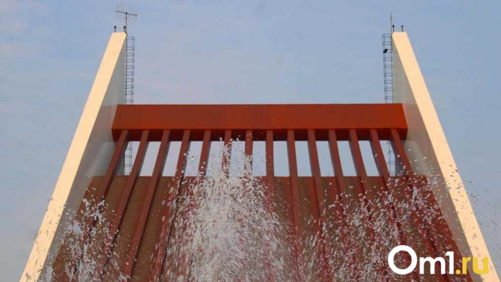 Знаменитую крышу трамплин Омского музтеатра отремонтируют за 28 миллионов Работы будут проводиться с 15 февраля по 30 сентября 2026 года Как написано в документации к аукциону кровельное покрытие протекает что приводит к повреждениям стяжки и отсыреванию изоляции Сливные воронки деформированы забиты и покрыты коррозией а плиты парапета разрушены Отметим что театр был построен в 1981 году и одним из авторов его проекта стала Наталья Белоусова жена известного актёра Александра Ширвиндта Особенность здания крыша выполненная в форме трамплина Изначально её цвет был серебристо белым однако после реконструкции в 2009 году крыша была перекрашена в терракотовый Om1 Омск в MAX