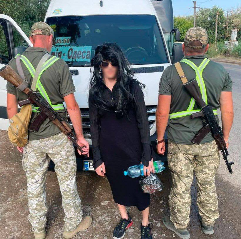 Парень пытался выехать из Украины на автобусе, надев парик, платье и очки, но его остановили одесские пограничники, сообщает ГПСУ.